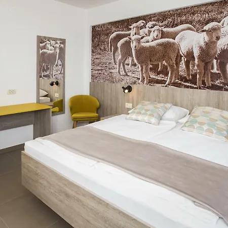 Capic Niko Apartment *
